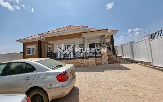 Spacious Bangalow in Kira town