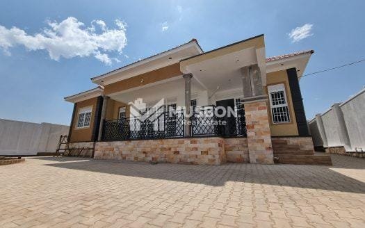 Spacious Bangalow in Kira town