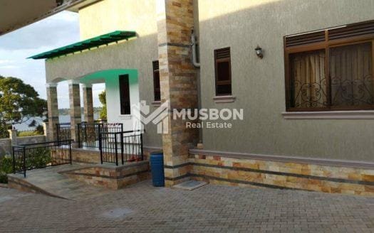 Lake side mansion in Garuga for sale