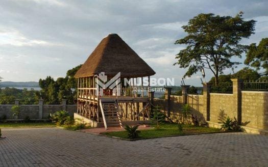 Lake side mansion in Garuga for sale